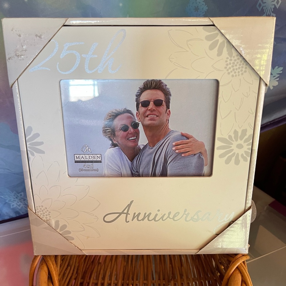 NWT! 25th Anniversary Malden picture frame